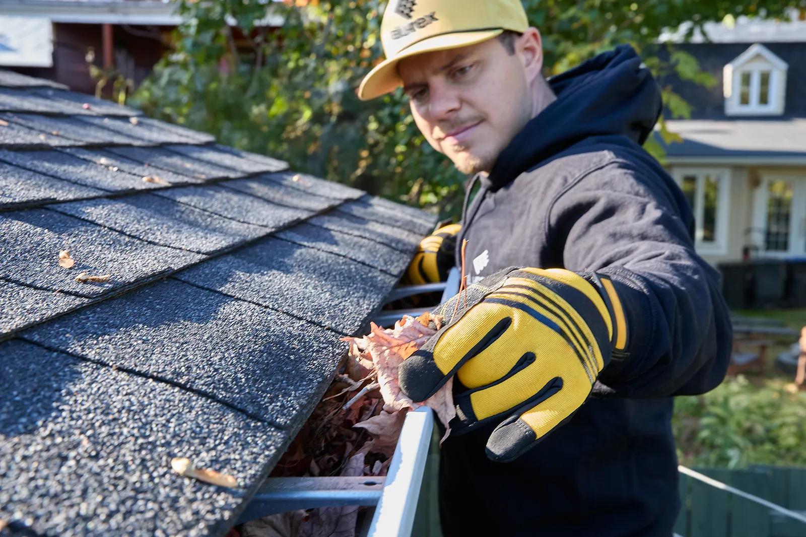 Installation de gouttières par Gouttières 100 limite — Saint-Lin–Laurentides et les environs